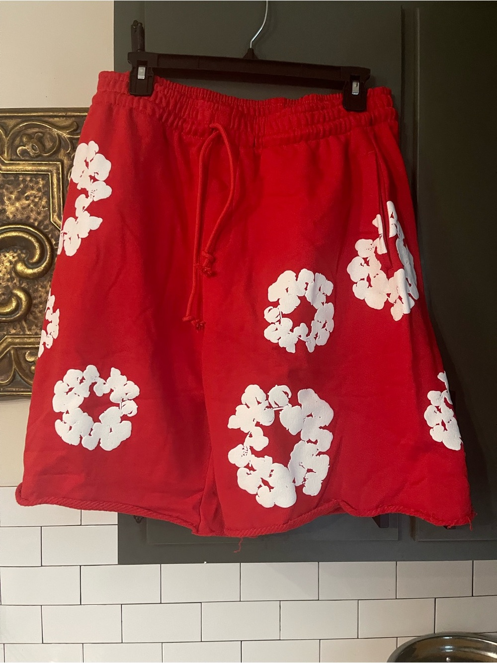 Mens Graphic Design Shorts Size M.